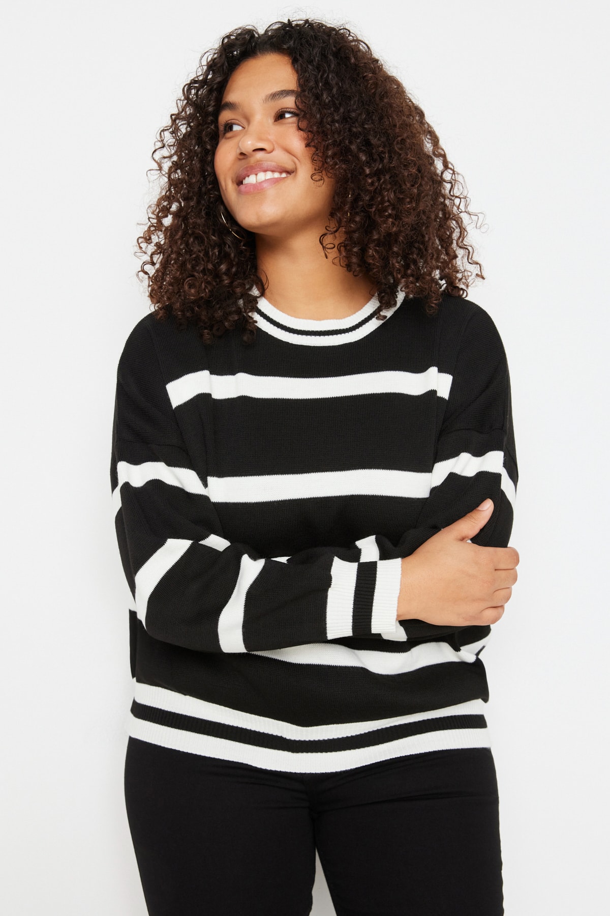 Черный трикотажный свитер в полоску с круглым вырезом Trendyol свитер trendyol в полоску с круглым вырезом темно синий