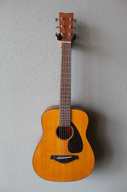 

Абсолютно новая акустическая гитара со стальными струнами Yamaha FG-Junior JR1 3/4 размера с сумкой для переноски