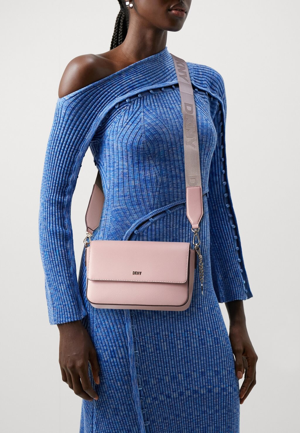 

Сумка через плечо BRYANT PARK FLAP CBODY DKNY, цвет cameo