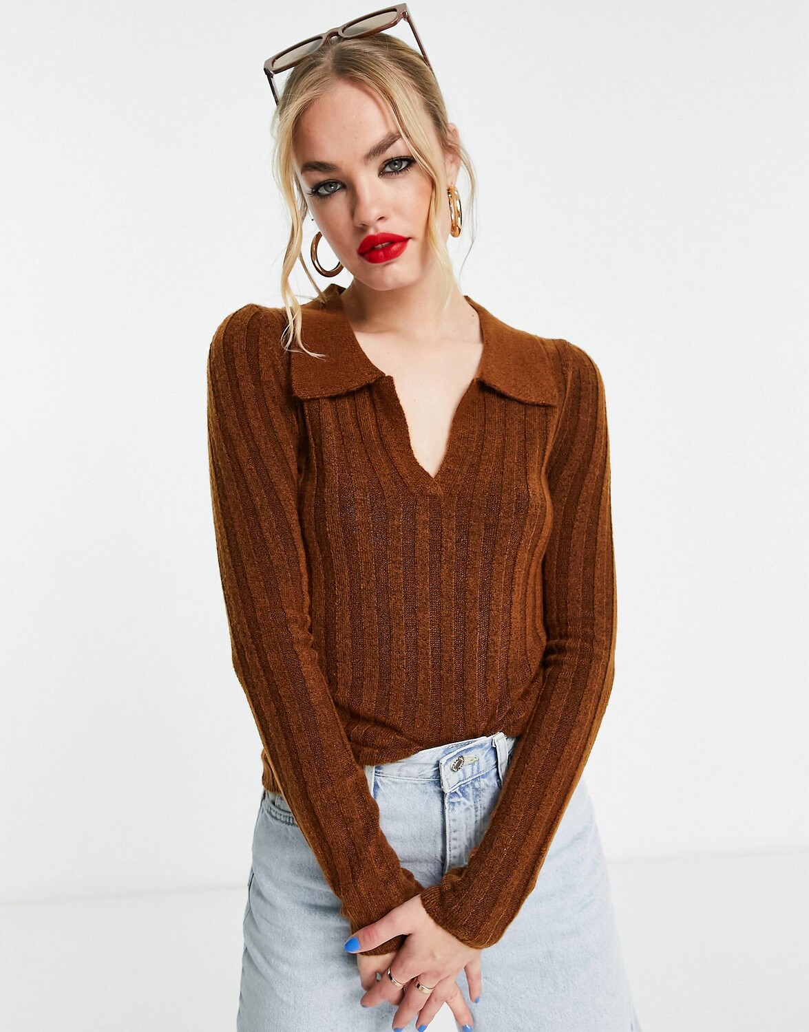 

Имбирный джемпер в рубчик с открытым воротником ASOS DESIGN, Коричневый