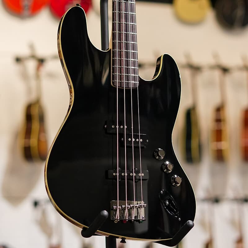 

Fender Aerodyne Jazz Bass - Накладка на гриф из окрашенного палисандра - Черный