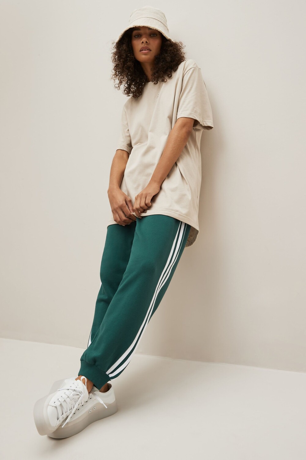 

Джоггеры Sportswear Essentials свободного кроя с 3 полосками из махровой ткани adidas, зеленый