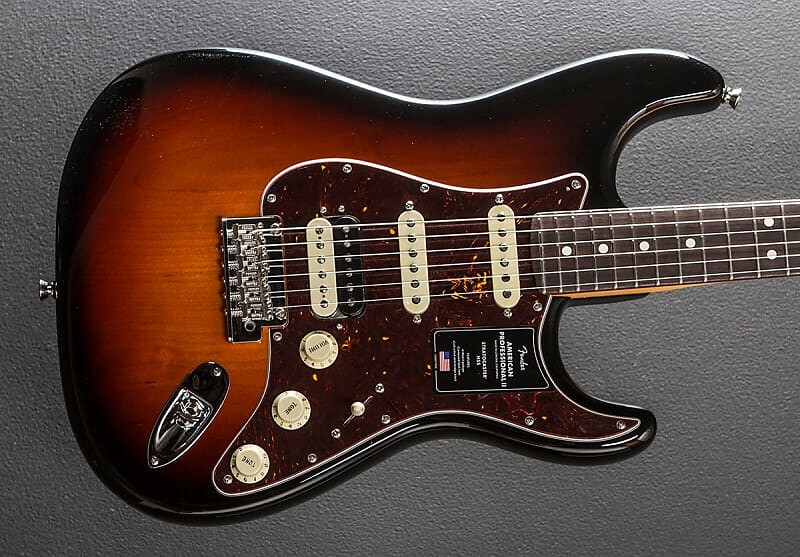 

American Professional II Stratocaster HSS - 3 цвета Sunburst с розовым деревом Fender American Professional II Stratocaster HSS - w/Rosewood