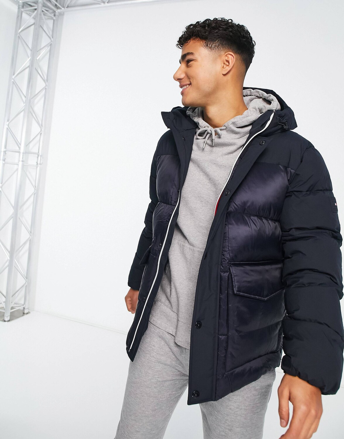 

Темно-синяя пуховая куртка с капюшоном Tommy Hilfiger