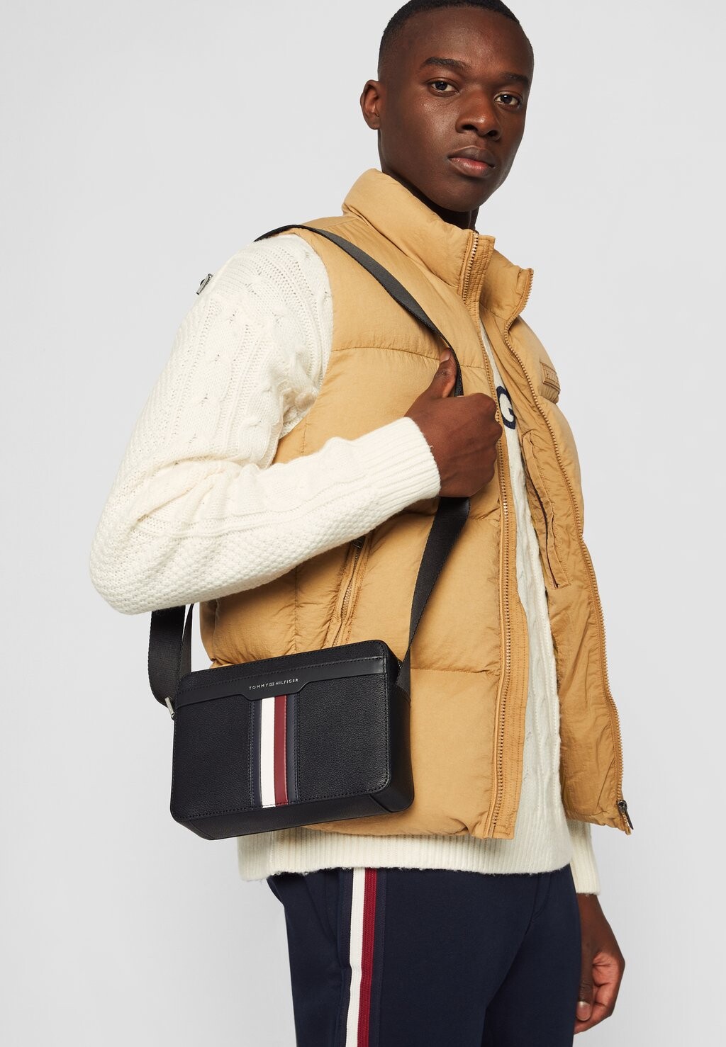 

Сумка через плечо COATED CAMERA BAG UNISEX Tommy Hilfiger, черный