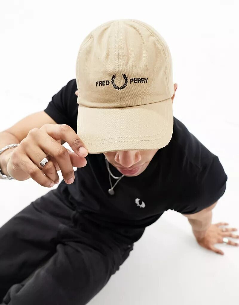 

Бежевая твиловая кепка Fred Perry