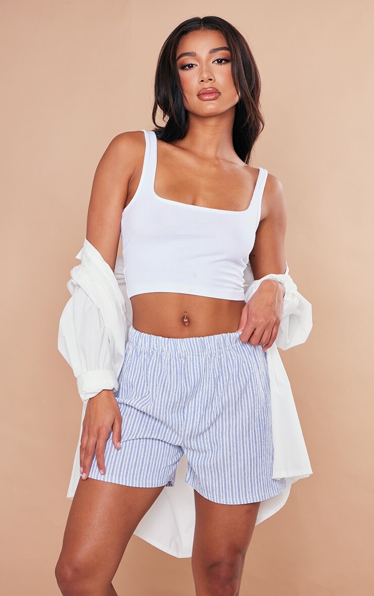 

PrettyLittleThing Синие летающие шорты из жатого крепа в тонкую полоску