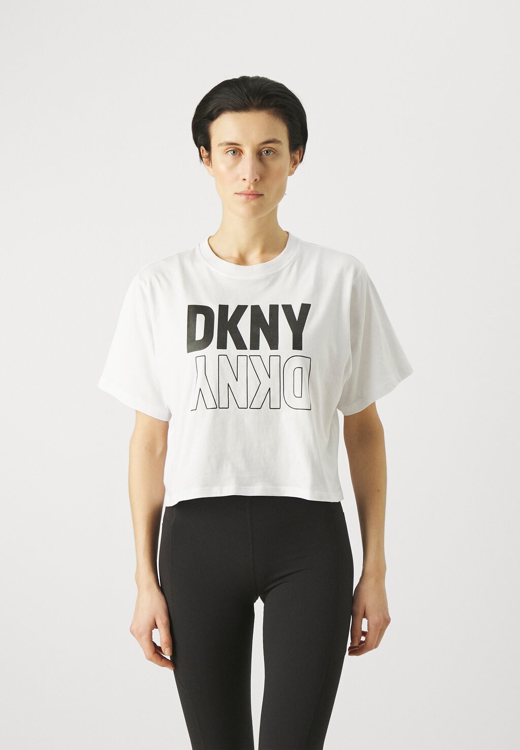 

Футболка с принтом FLIP REFLECT LOGO BOXY CROPPED TEE DKNY, цвет white