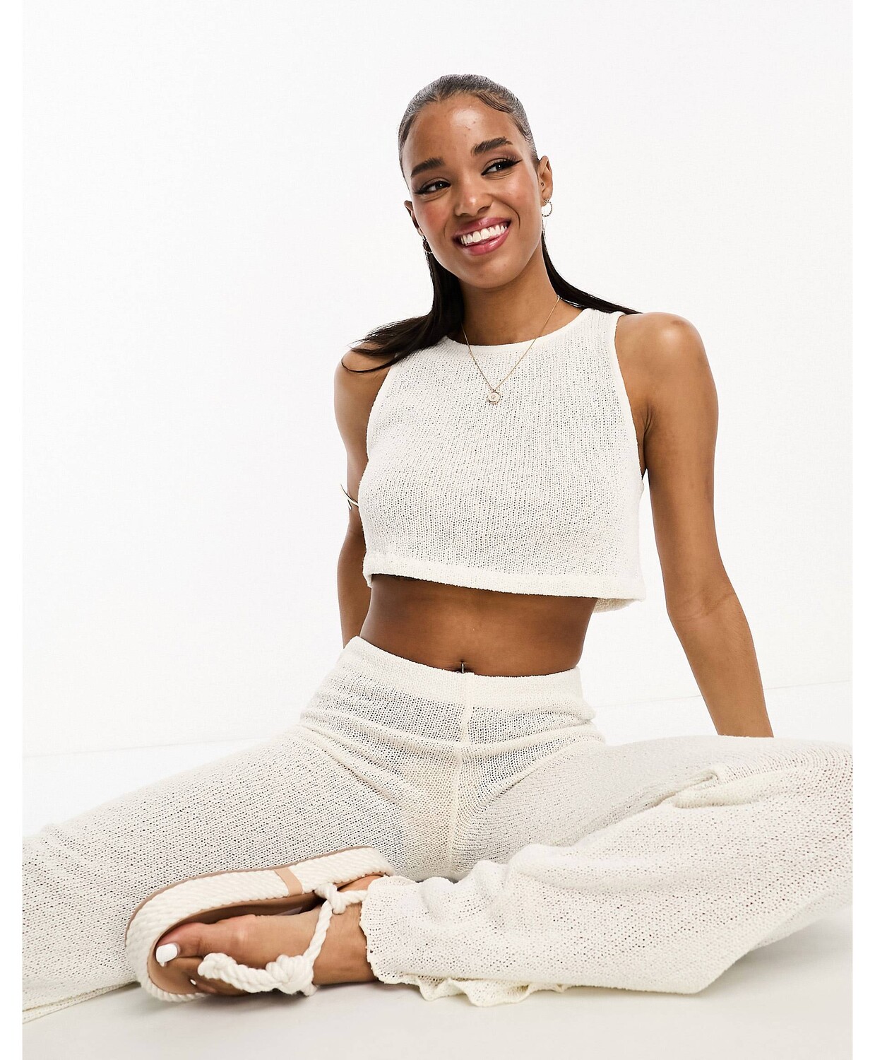 

Трикотажный укороченный топ-борцовка цвета экрю Pull&Bear