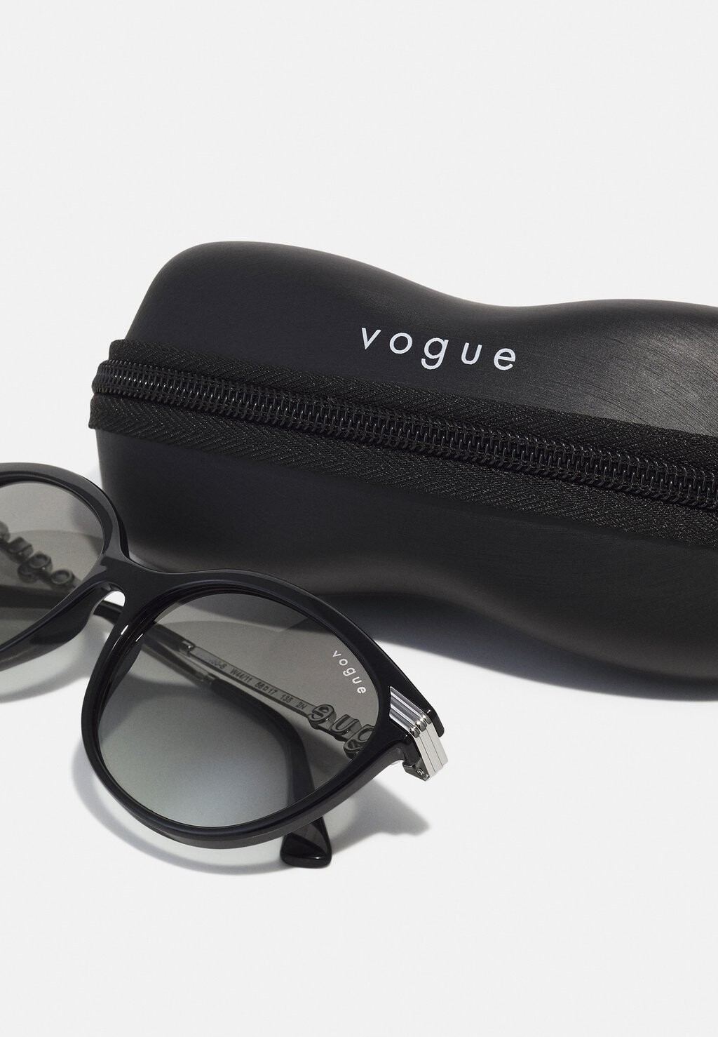 

Солнцезащитные очки VOGUE Eyewear, черные