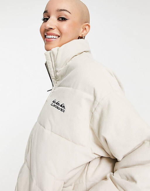 

Бежевая укороченная куртка-пуховик на шнурке Quiksilver эксклюзивно на ASOS