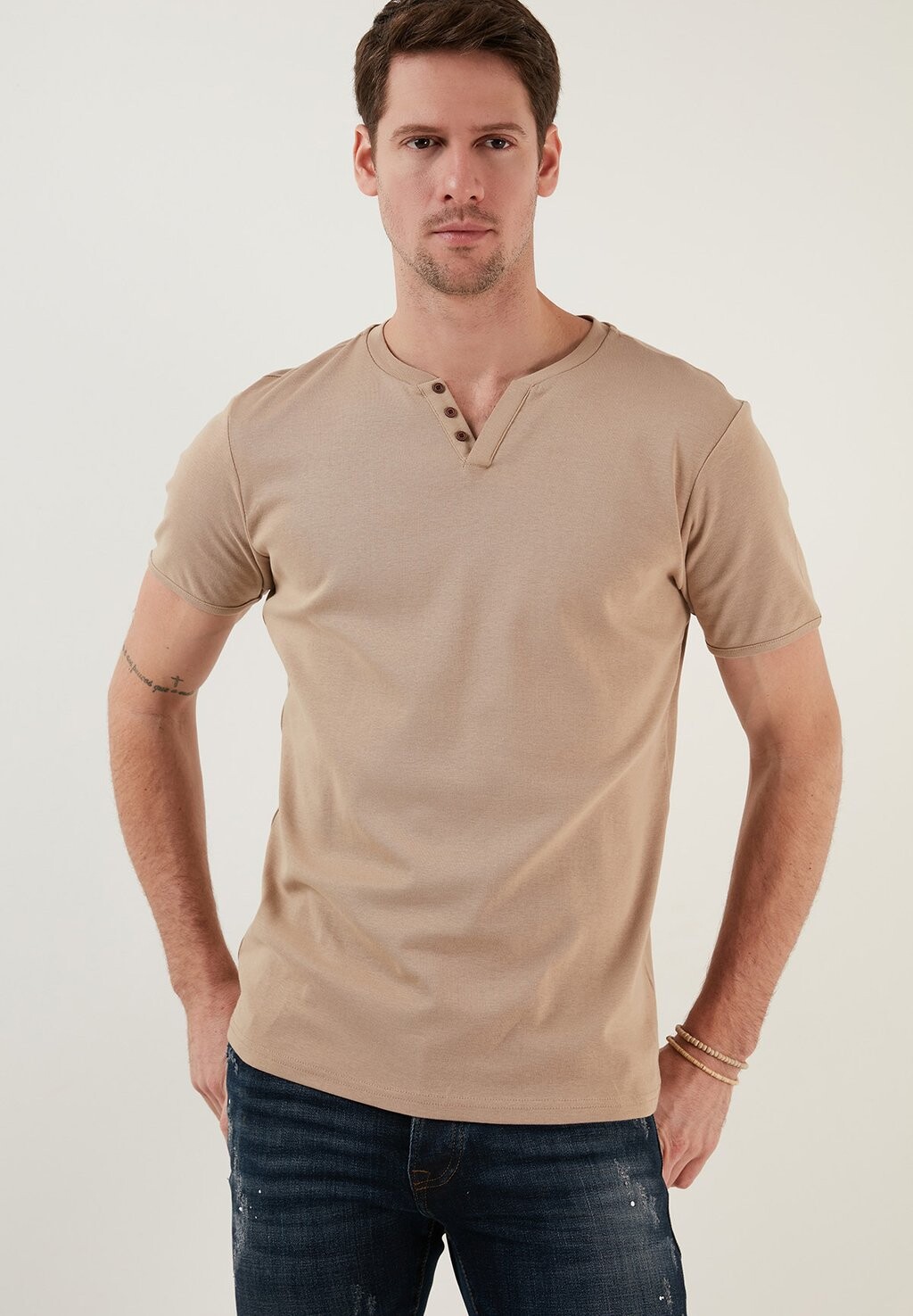 

Базовая футболка V-NECK Buratti, бежевый