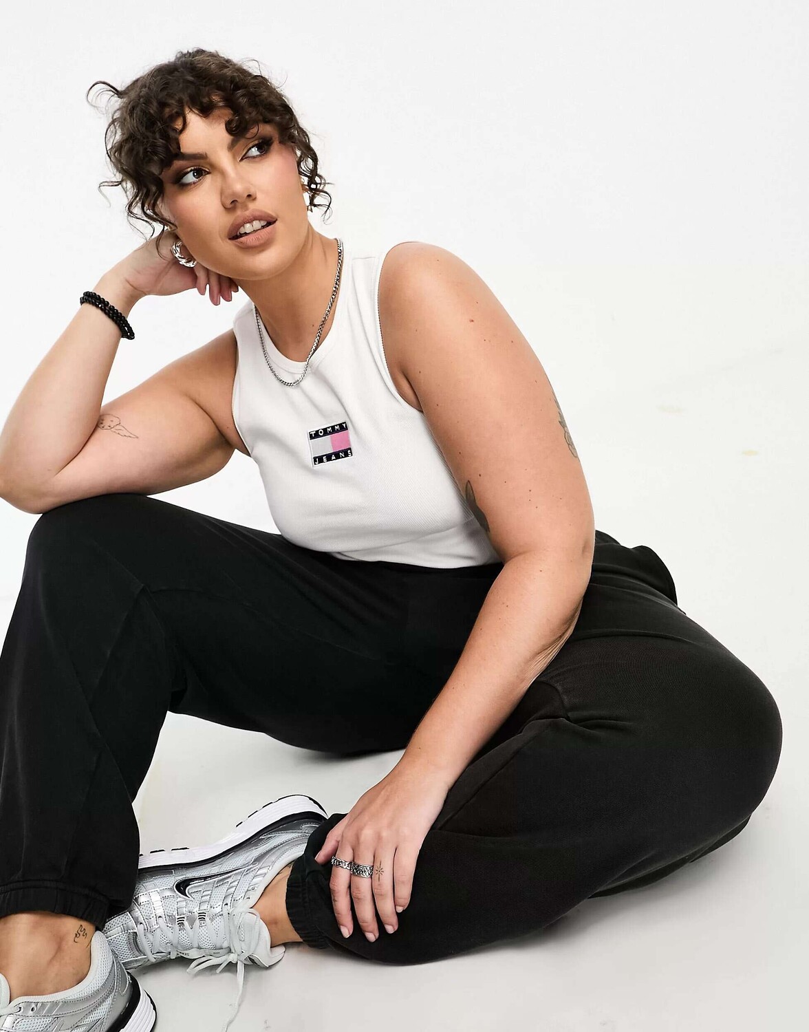 

Белая майка с логотипом Tommy Jeans Plus