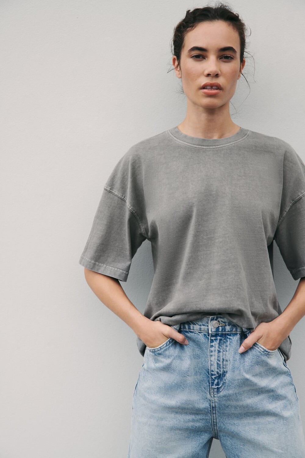 

Футболка с потерями ZARA, серый