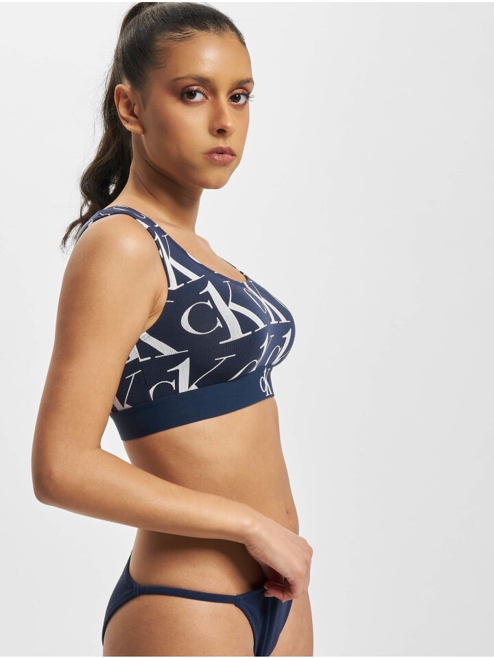 

Спортивный бюстгальтер Calvin Klein, цвет plush ck1 print blue shadow