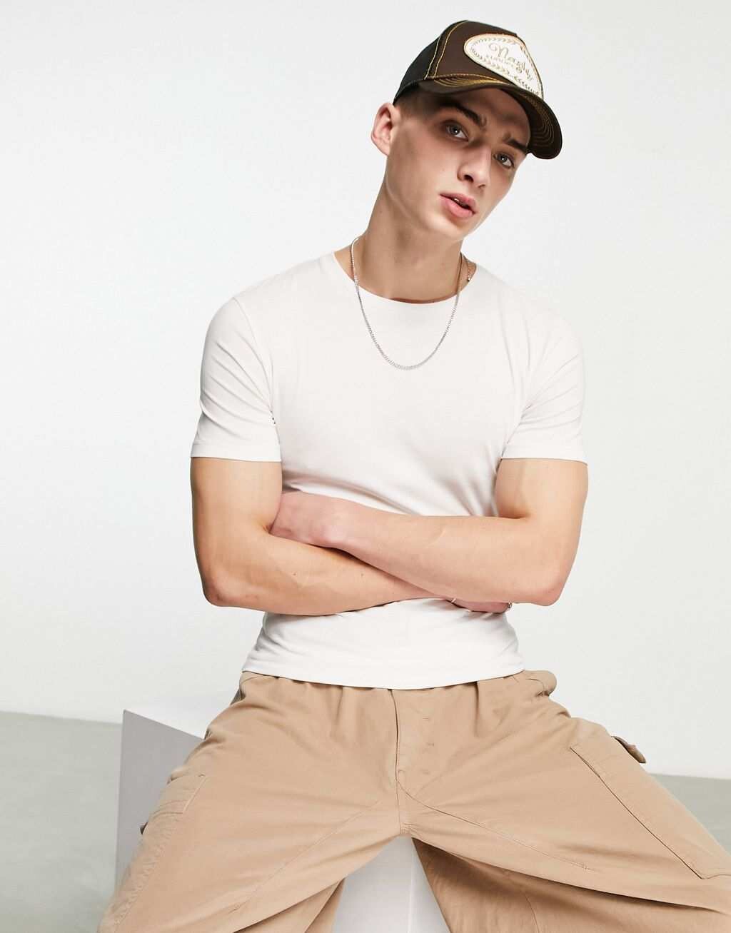 

Кремовая футболка с круглым вырезом ASOS DESIGN
