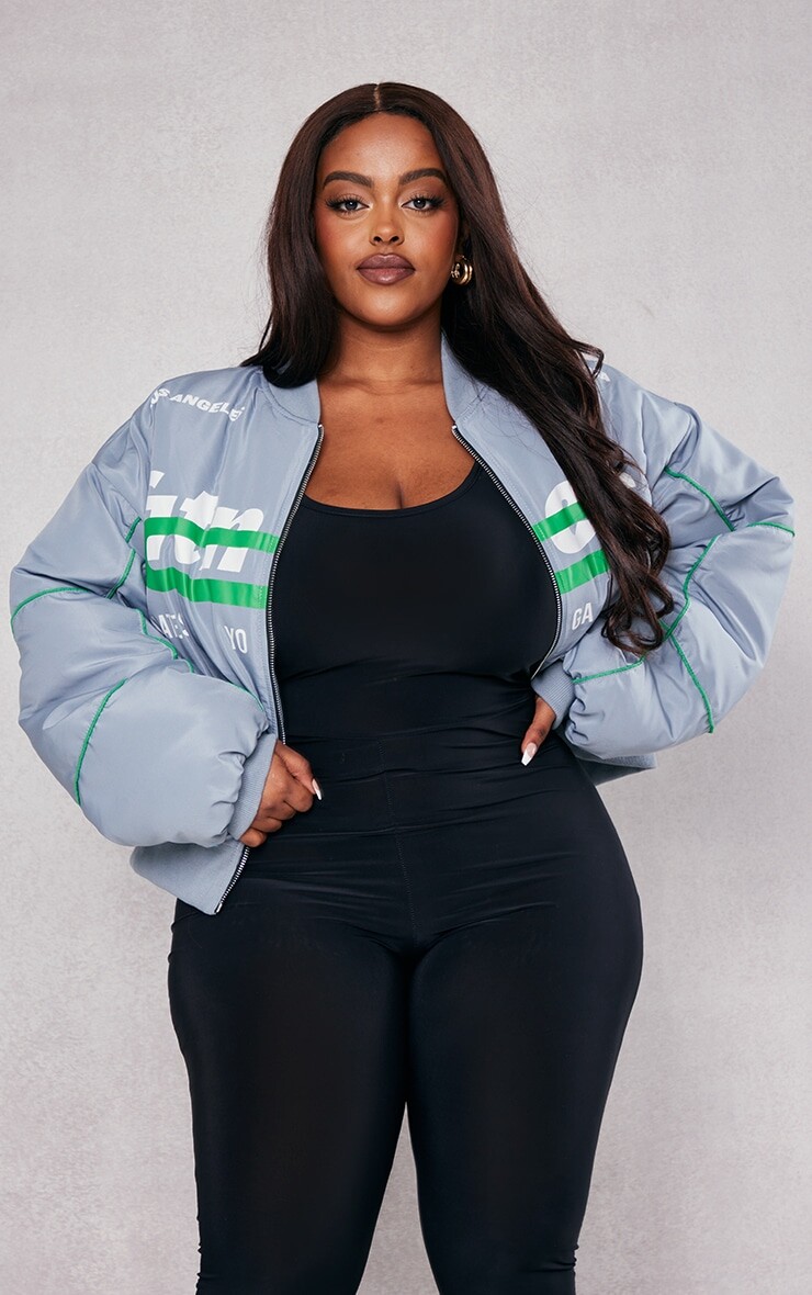 

PrettyLittleThing Темно-серый нейлоновый бомбер с принтом Plus