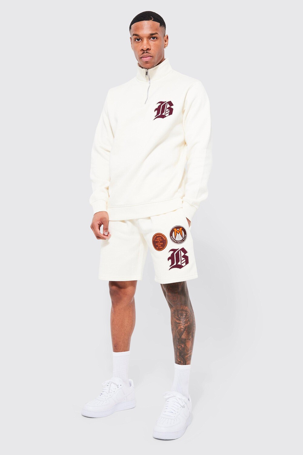 

Короткий спортивный костюм с воронковым вырезом b и аппликациями Boohoo, экру