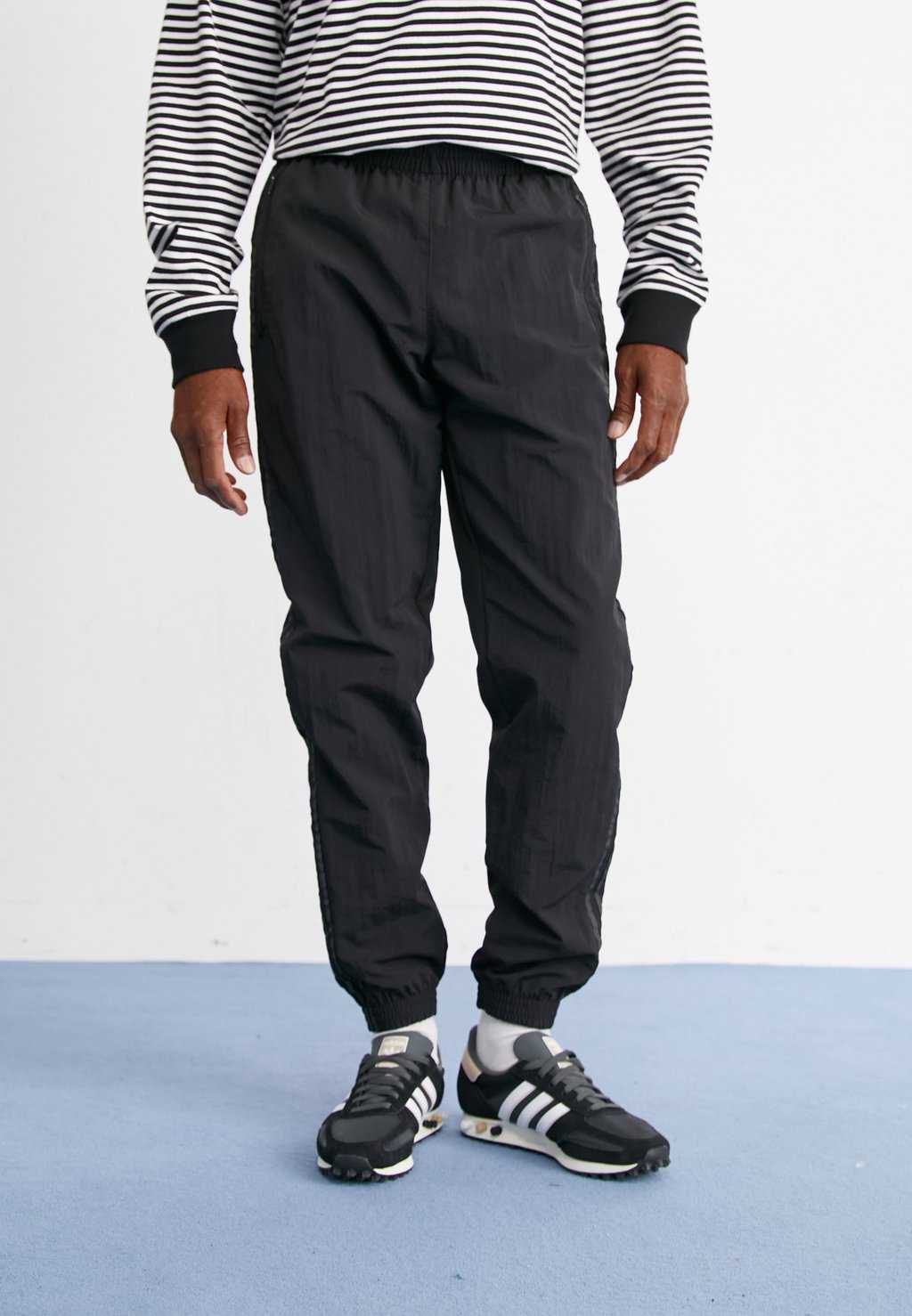 цена Спортивные брюки Track Pant adidas Originals, черный