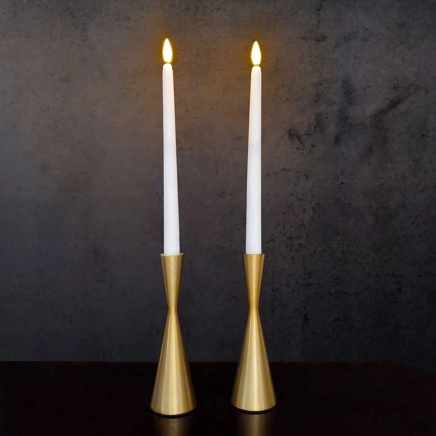 цена LumaBase Набор из 2 светодиодных конических свечей с 3D-фитилем и золотыми держателями