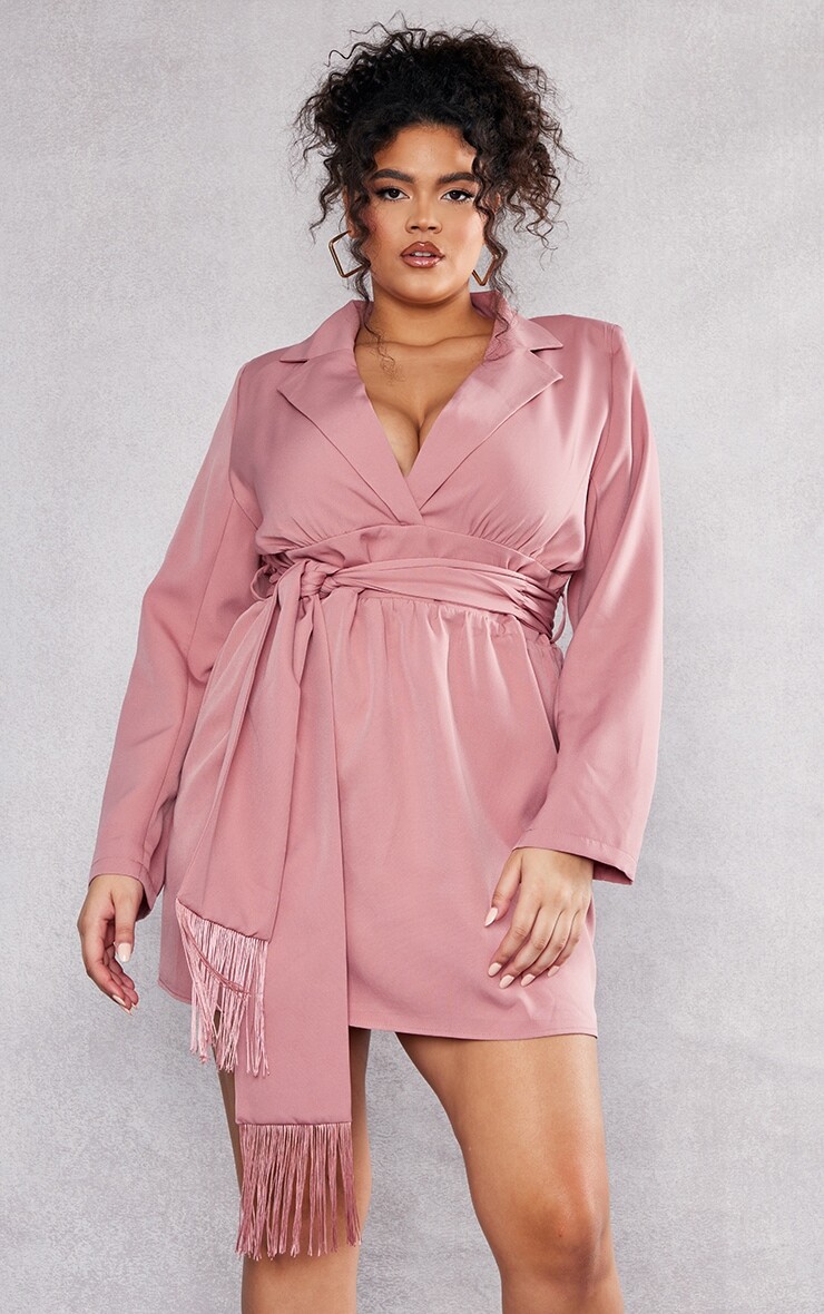 

PrettyLittleThing Платье Plus с поясом и кисточками спереди, запахом Rose