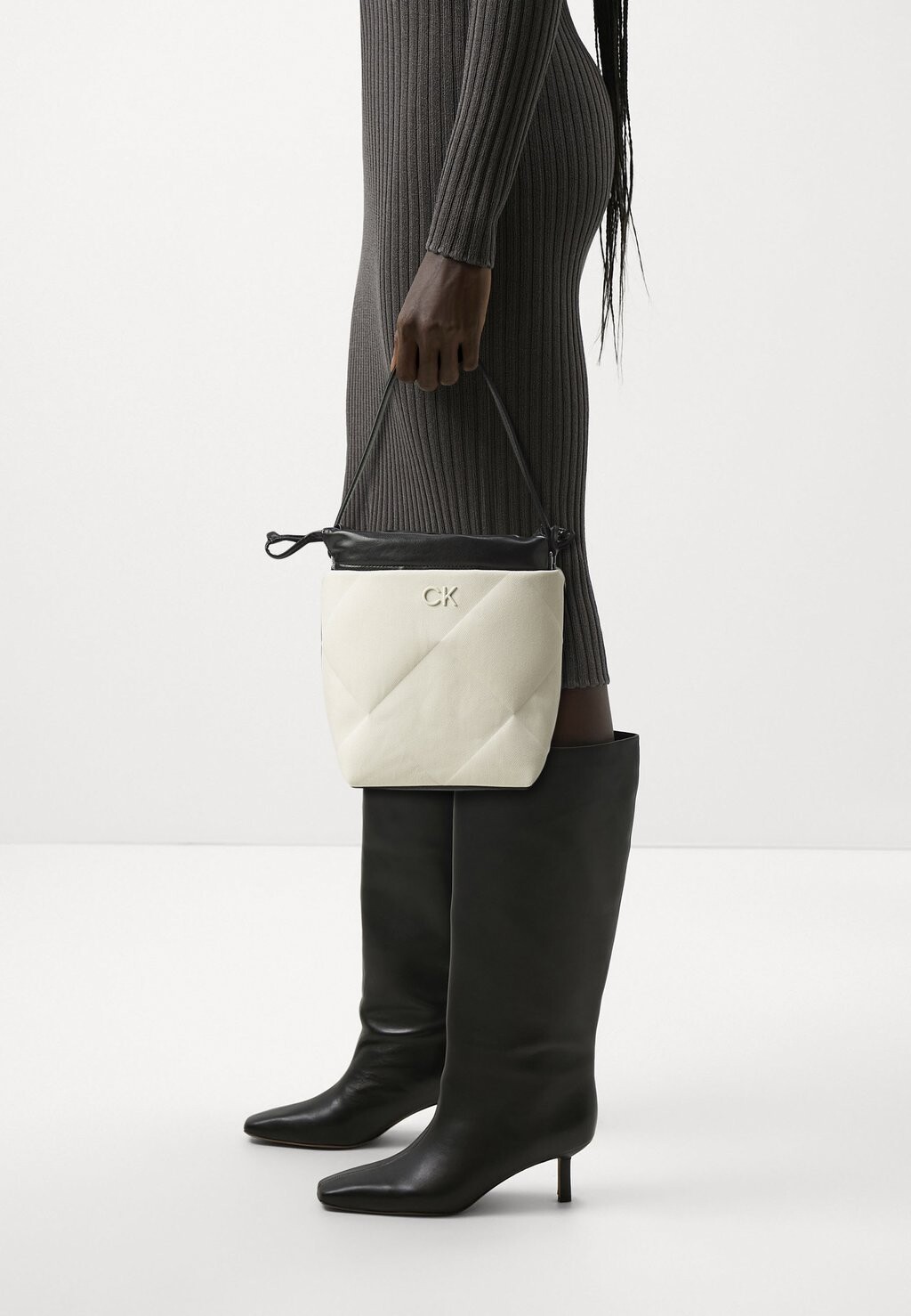 

Сумка QUILT BUCKET BAG SET Calvin Klein, цвет ecru