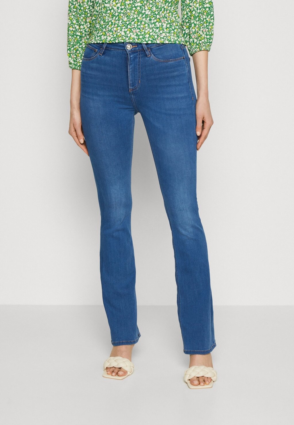

Расклешенные джинсы Guess