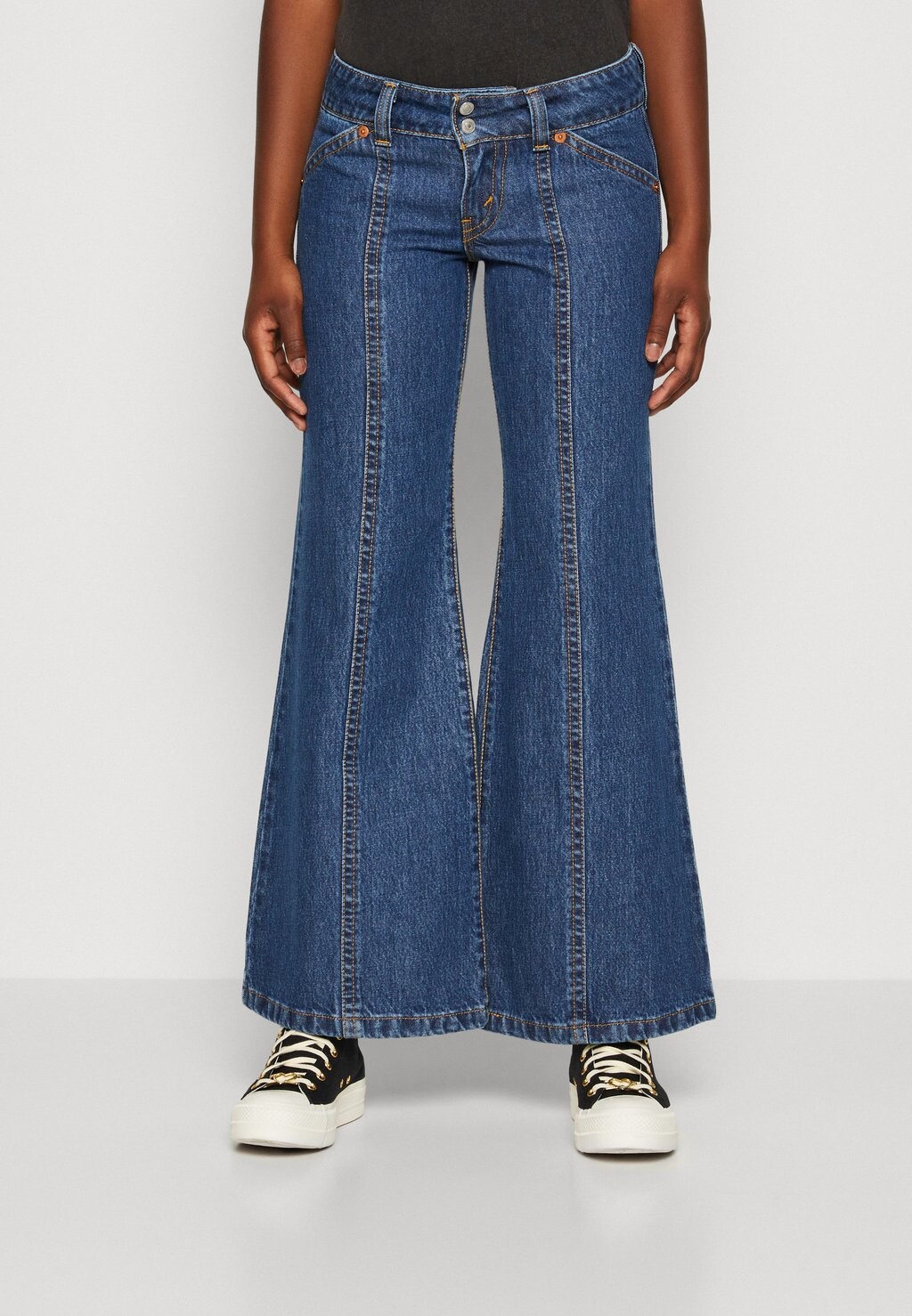 

Расклешенные джинсы Levi's