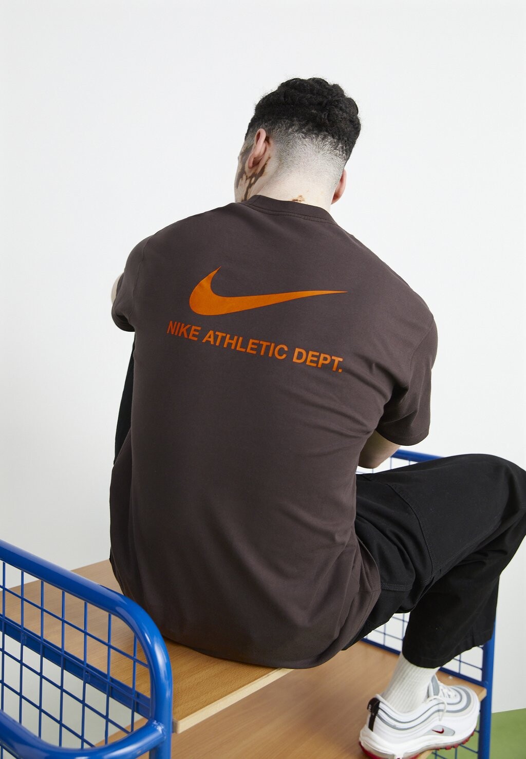 

Футболка с принтом TEE Nike, коричневый