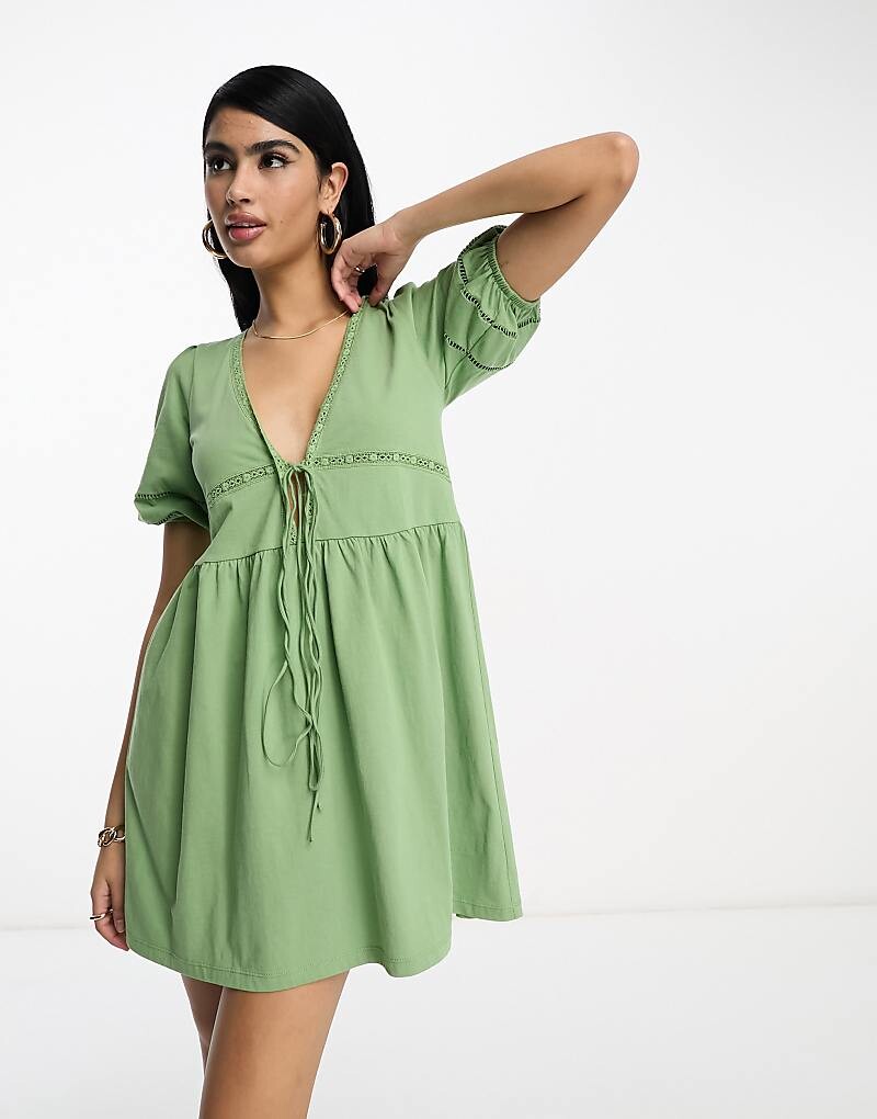 

ASOS DESIGN – Приталенное мини-платье цвета хаки на шнуровке и связанной крючком вставке