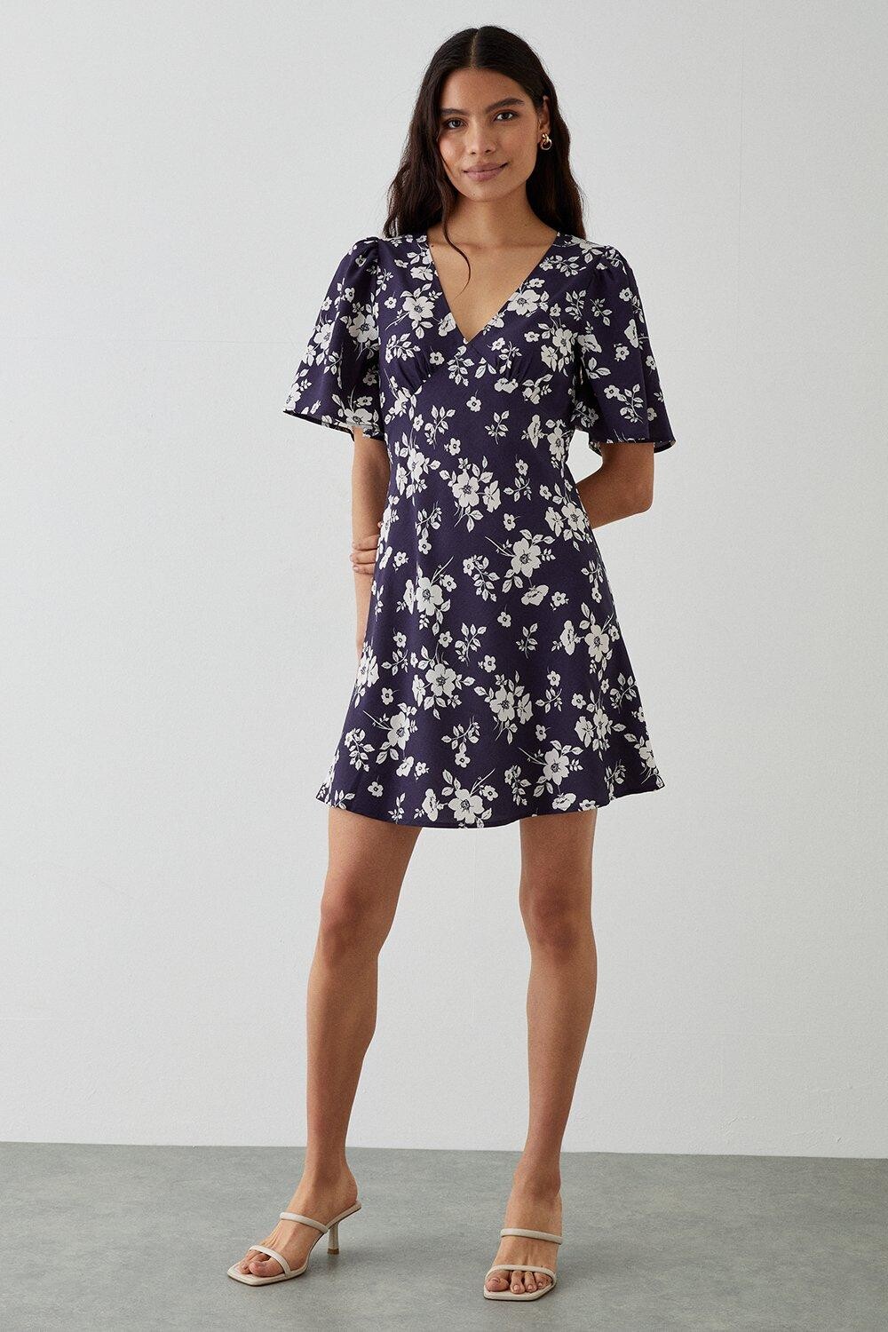 

Темно-синее мини-платье с цветочным принтом и развевающимися рукавами Dorothy Perkins, темно-синий