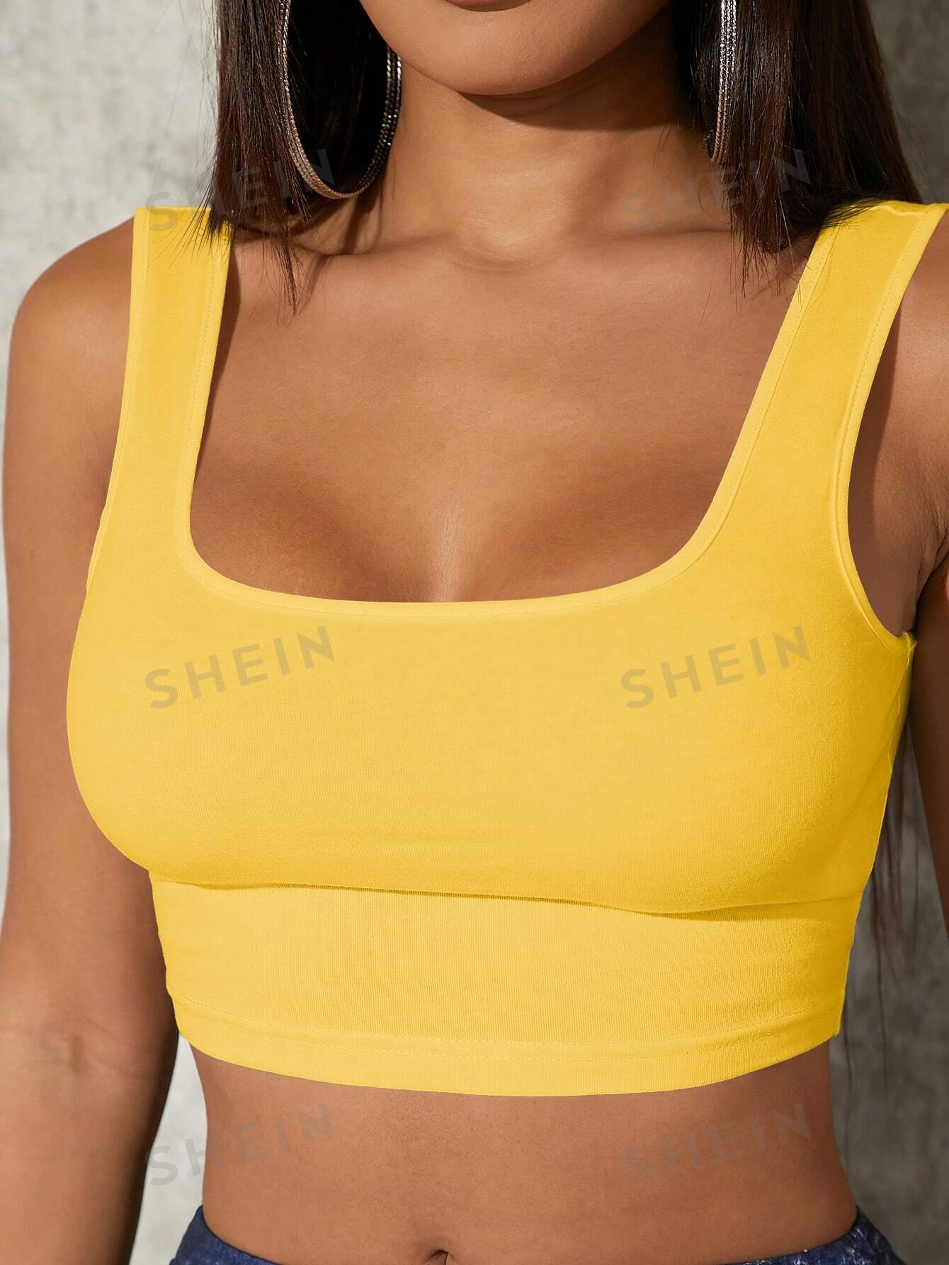 shein yoga базовая однотонная спортивная одежда приталенного кроя темно серый SHEIN SXY Однотонная укороченная майка приталенного кроя, горчично-желтый