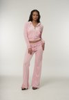 Пуловер на молнии WESTERN HOODIE Juicy Couture, розовый