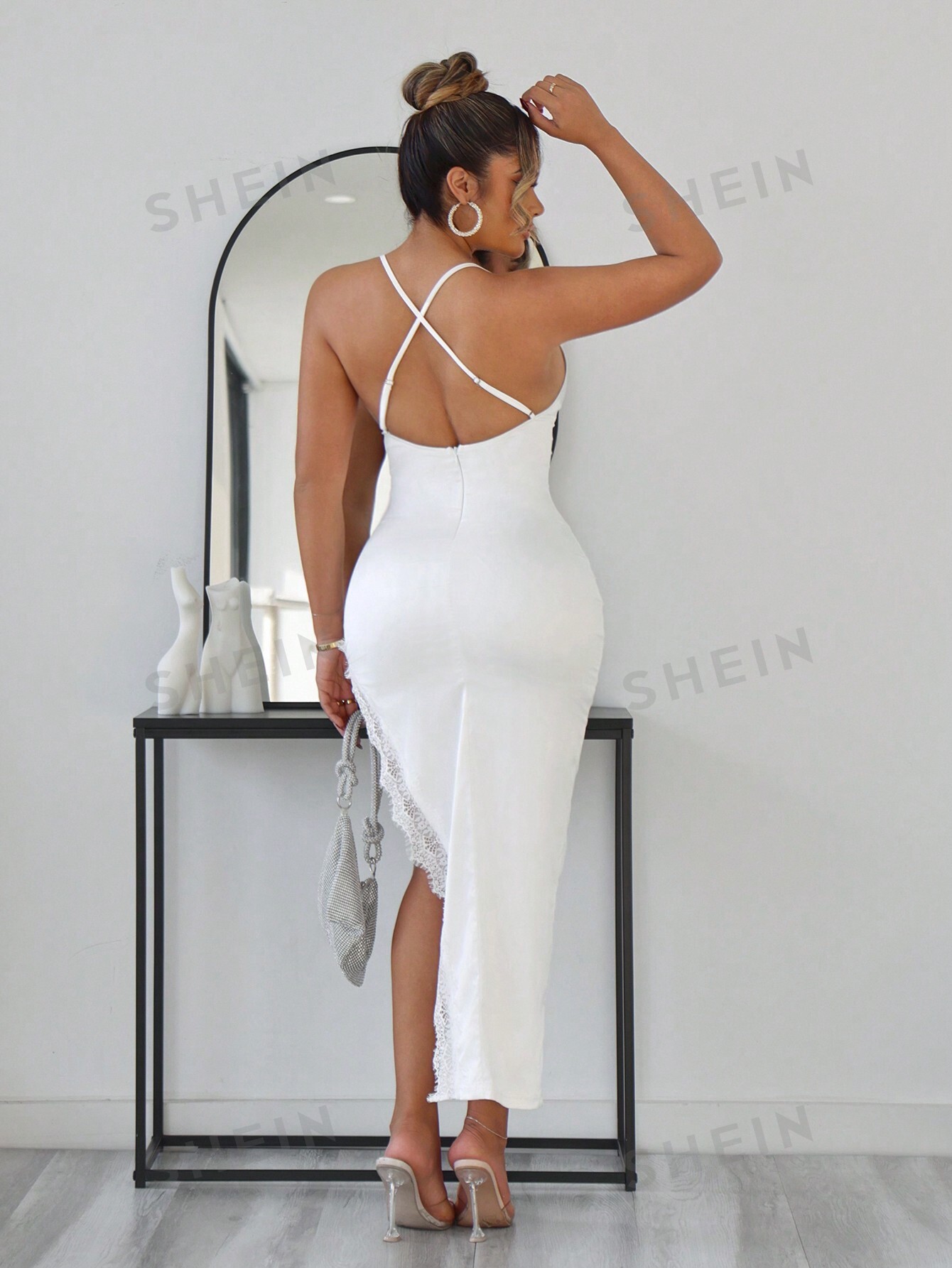 цена SHEIN SXY Элегантное белое атласное платье макси с кружевными деталями, белый