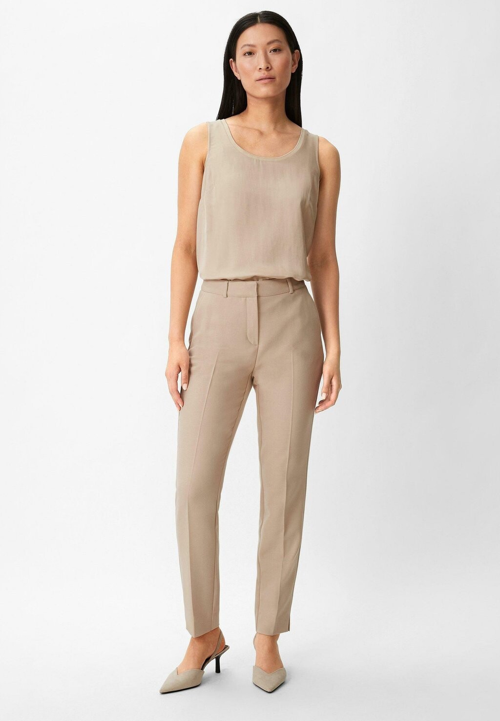 

Чинос SLIM MIT GESCHLITZTEM SAUM comma, цвет beige