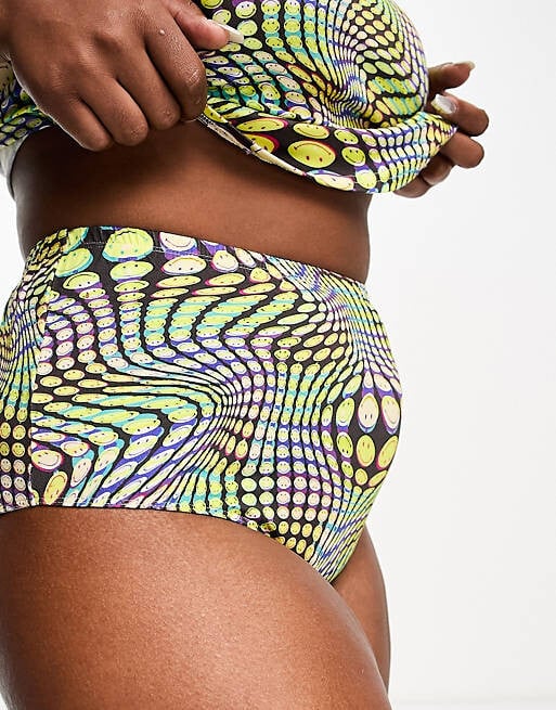 

Разноцветный вискозный жилет и короткие пижамы ASOS DESIGN Curve Smiley Collab