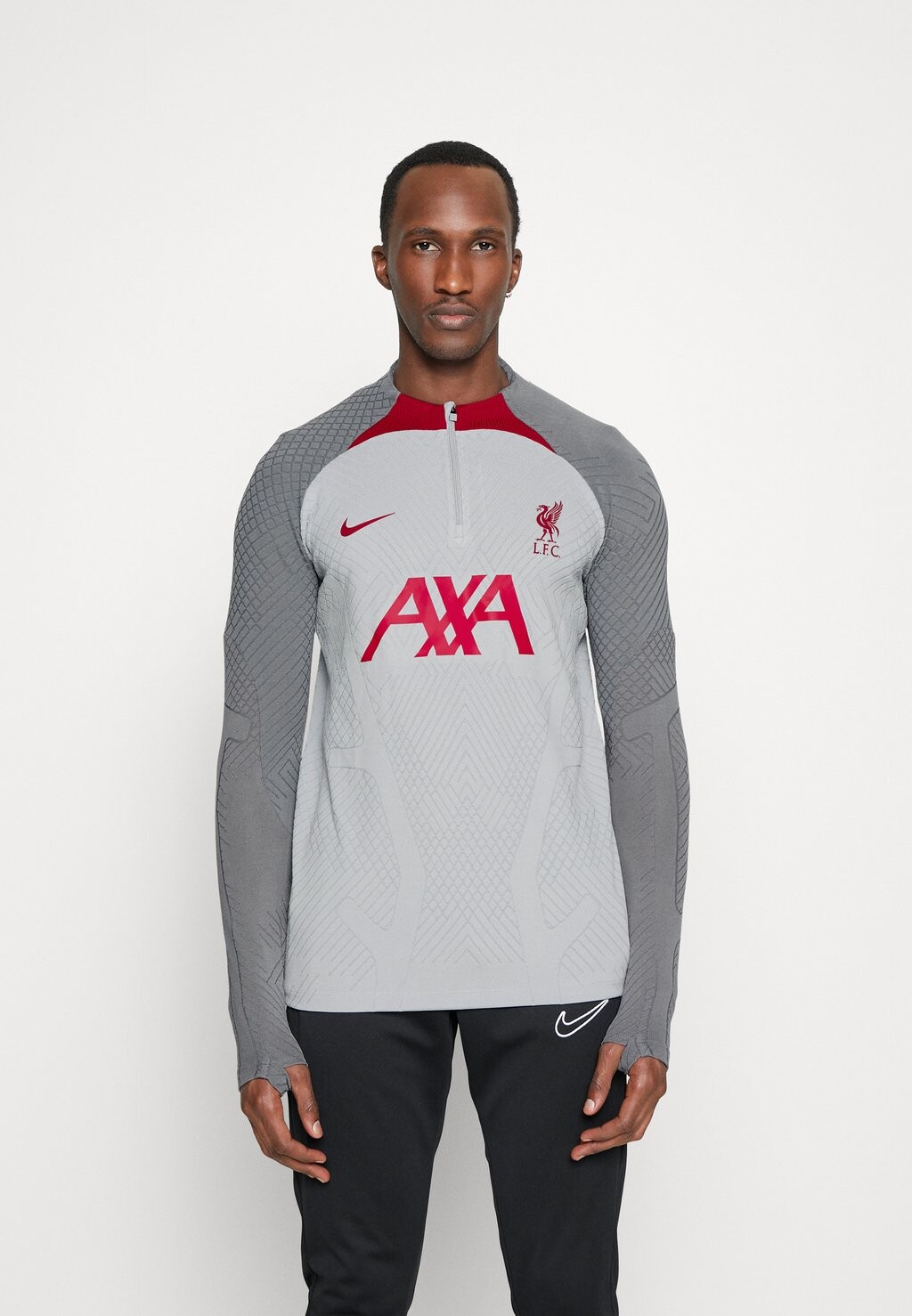 

Спортивная футболка Nike