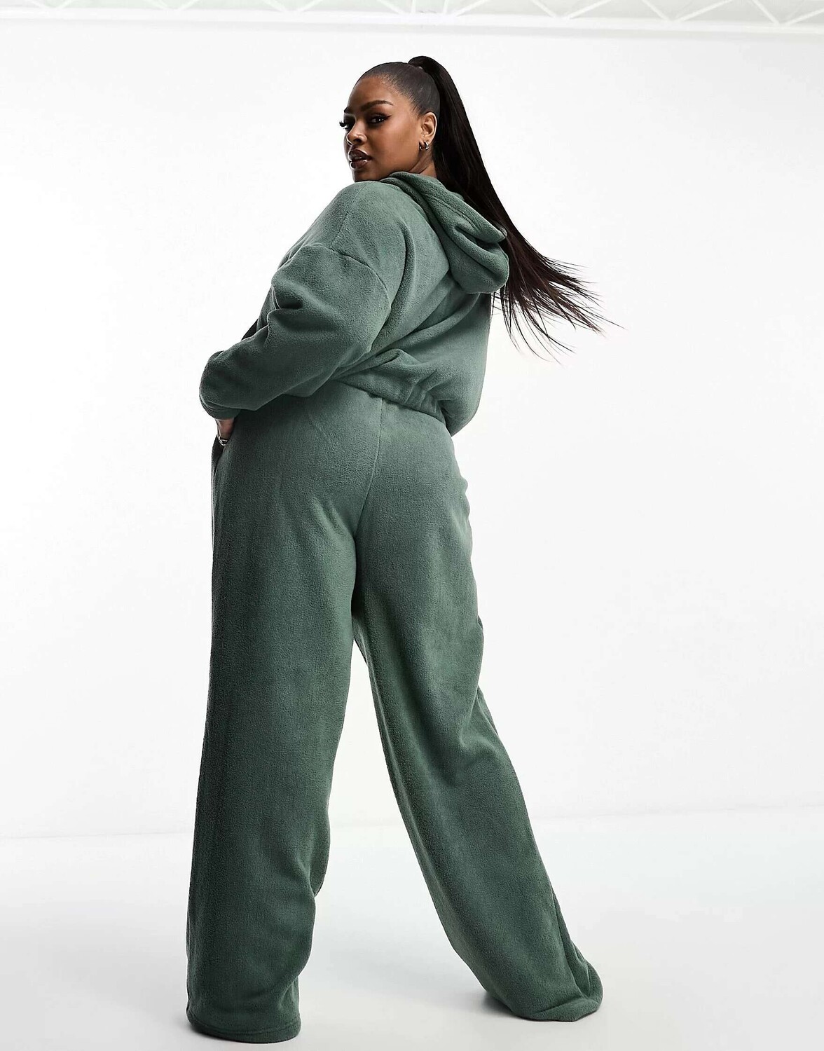 

Зеленый комплект из худи из микрофлиса и широких брюк ASOS DESIGN Curve Lounge