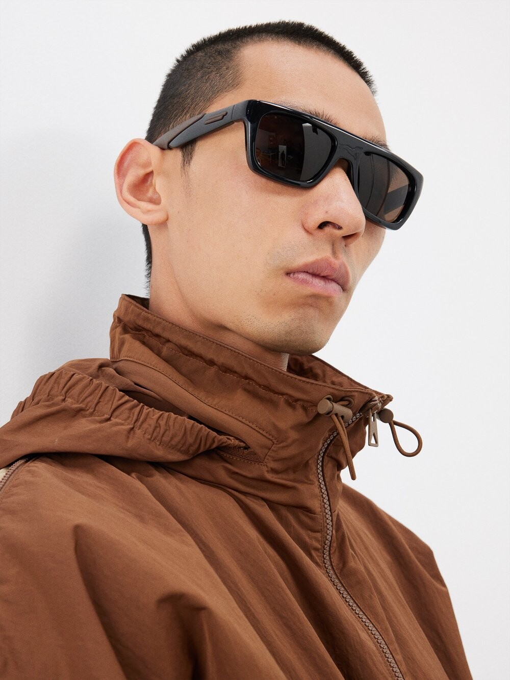 

Солнцезащитные очки в d-образной оправе из ацетата Bottega Veneta, черный