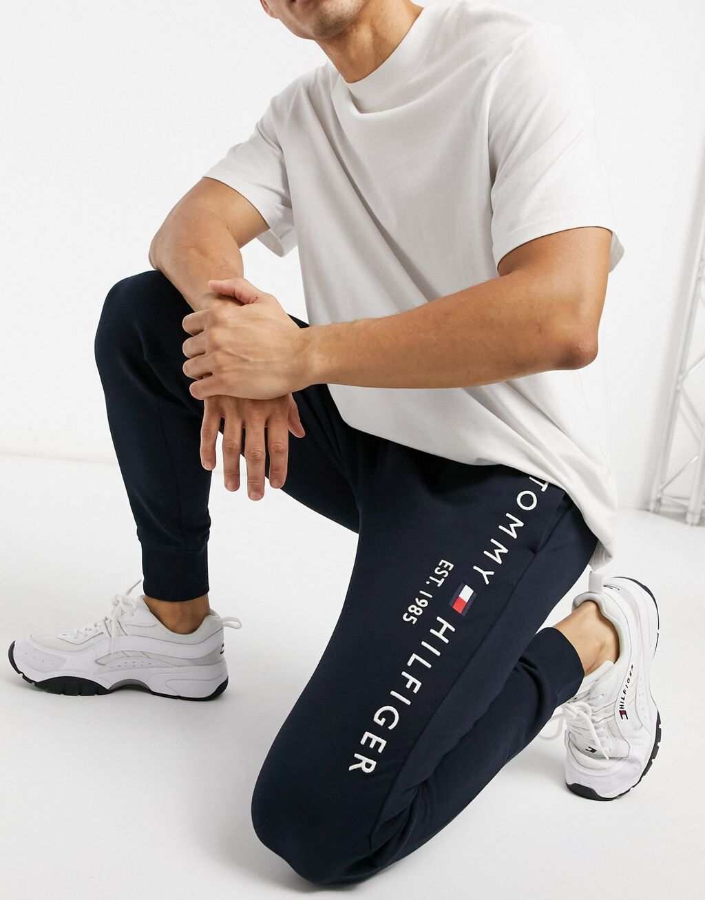 

Темно-синие джоггеры с вышитым логотипом Tommy Hilfiger