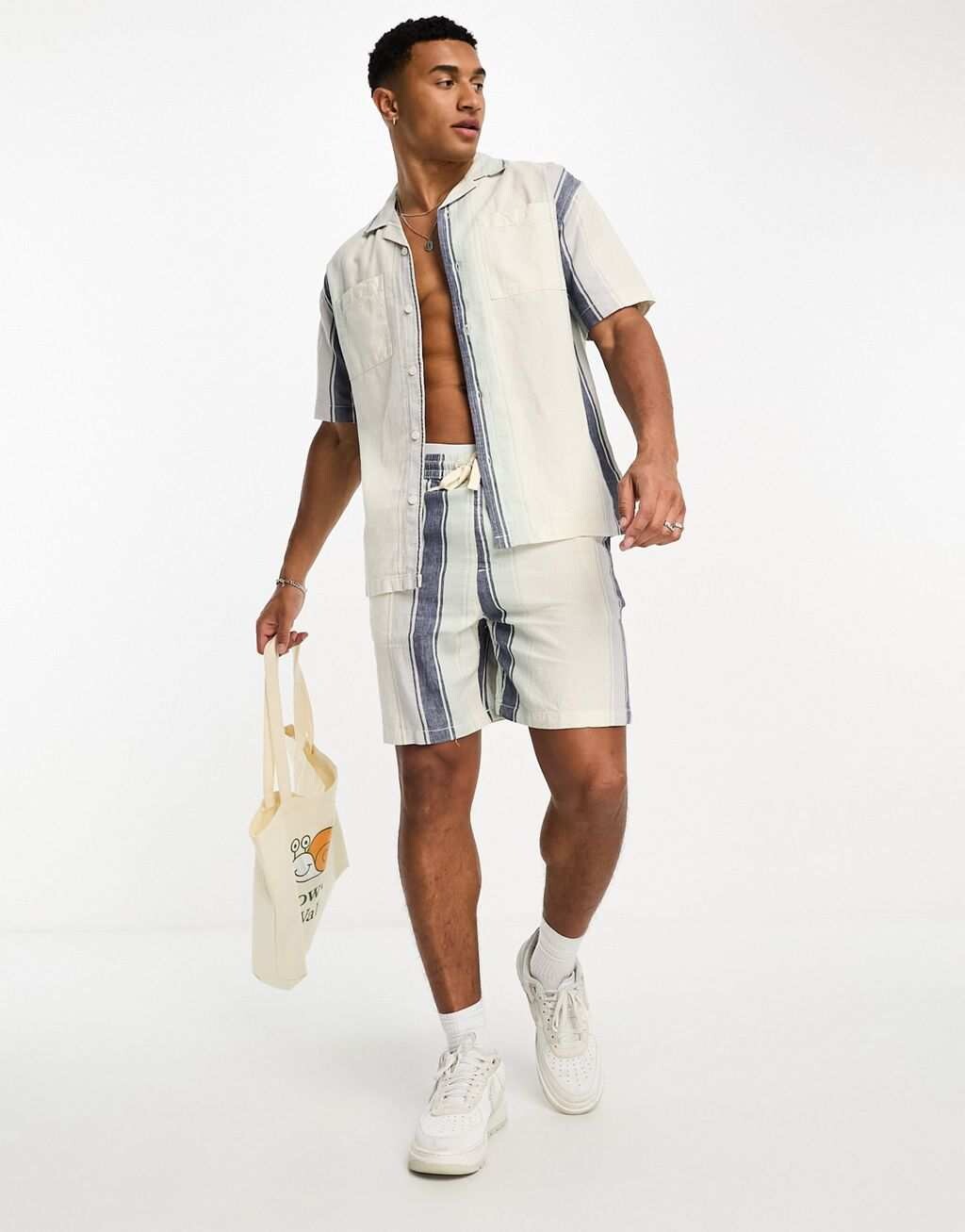 

Белая рубашка в полоску Pull&Bear
