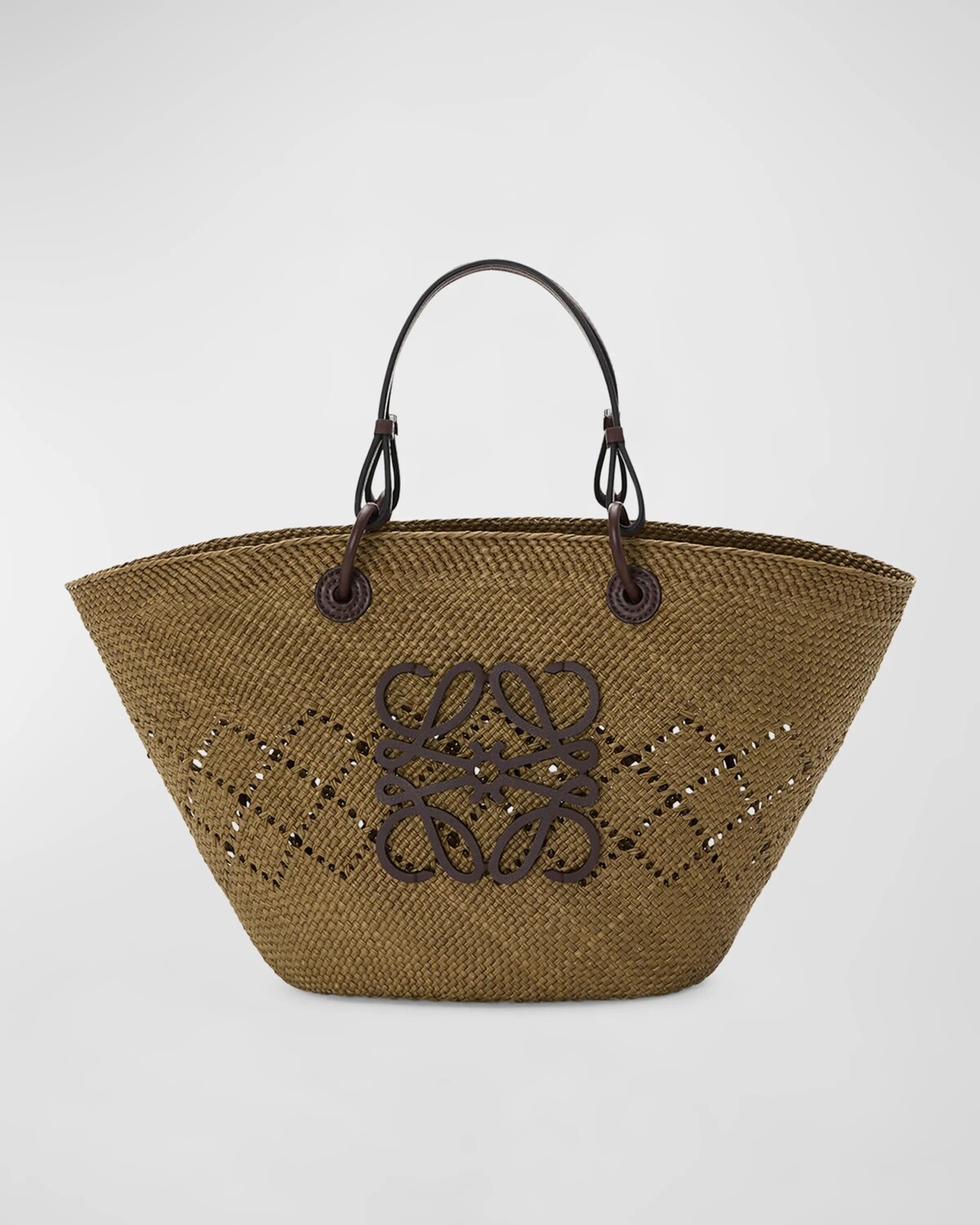 

Большая сумка-тоут Anagram Basket из коллаборации с Paula’s Ibiza в цвете Iraca Palm с кожаными ручками Loewe, цвет Olive