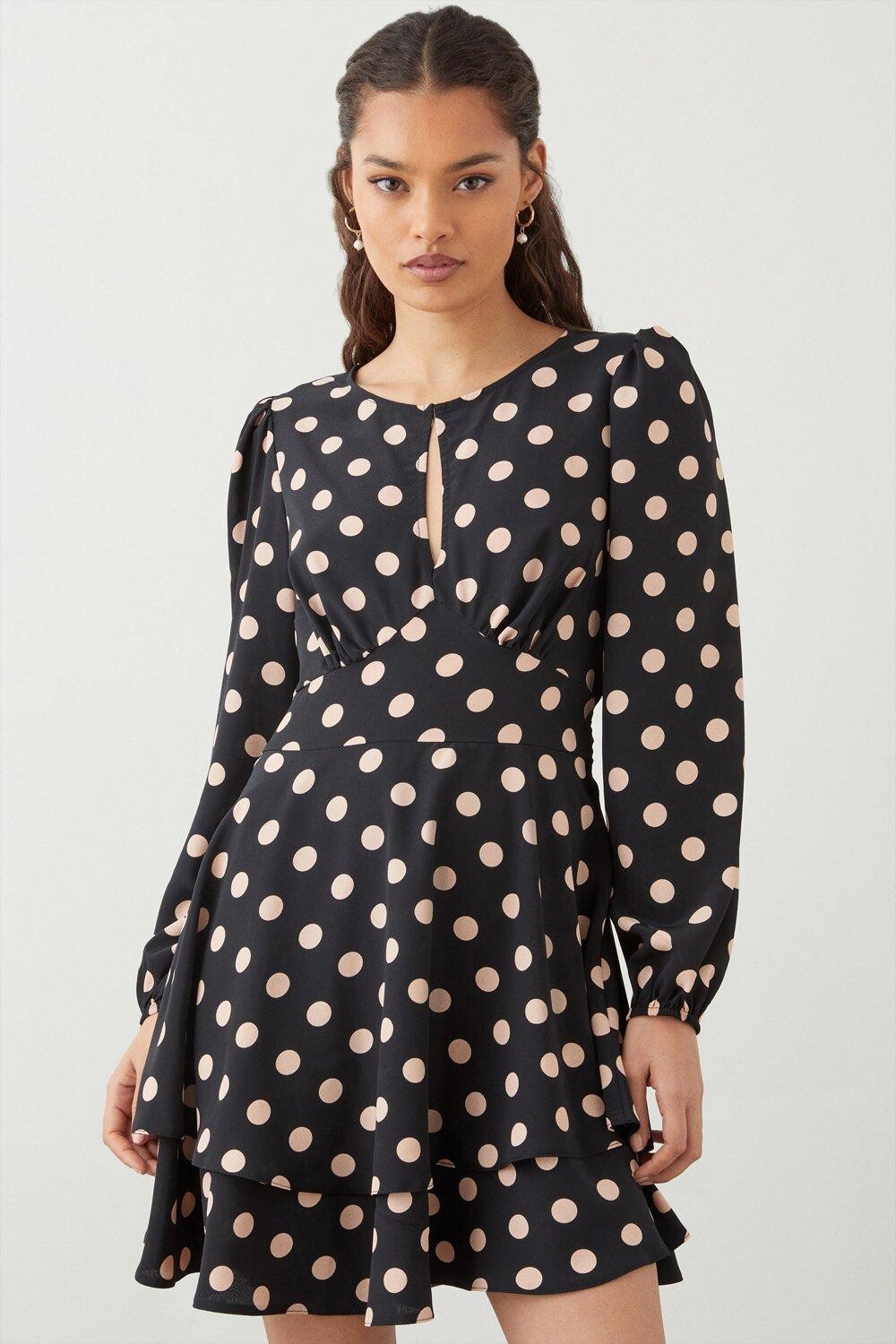 

Многоуровневое мини-платье с точечным принтом Petite Dorothy Perkins, черный