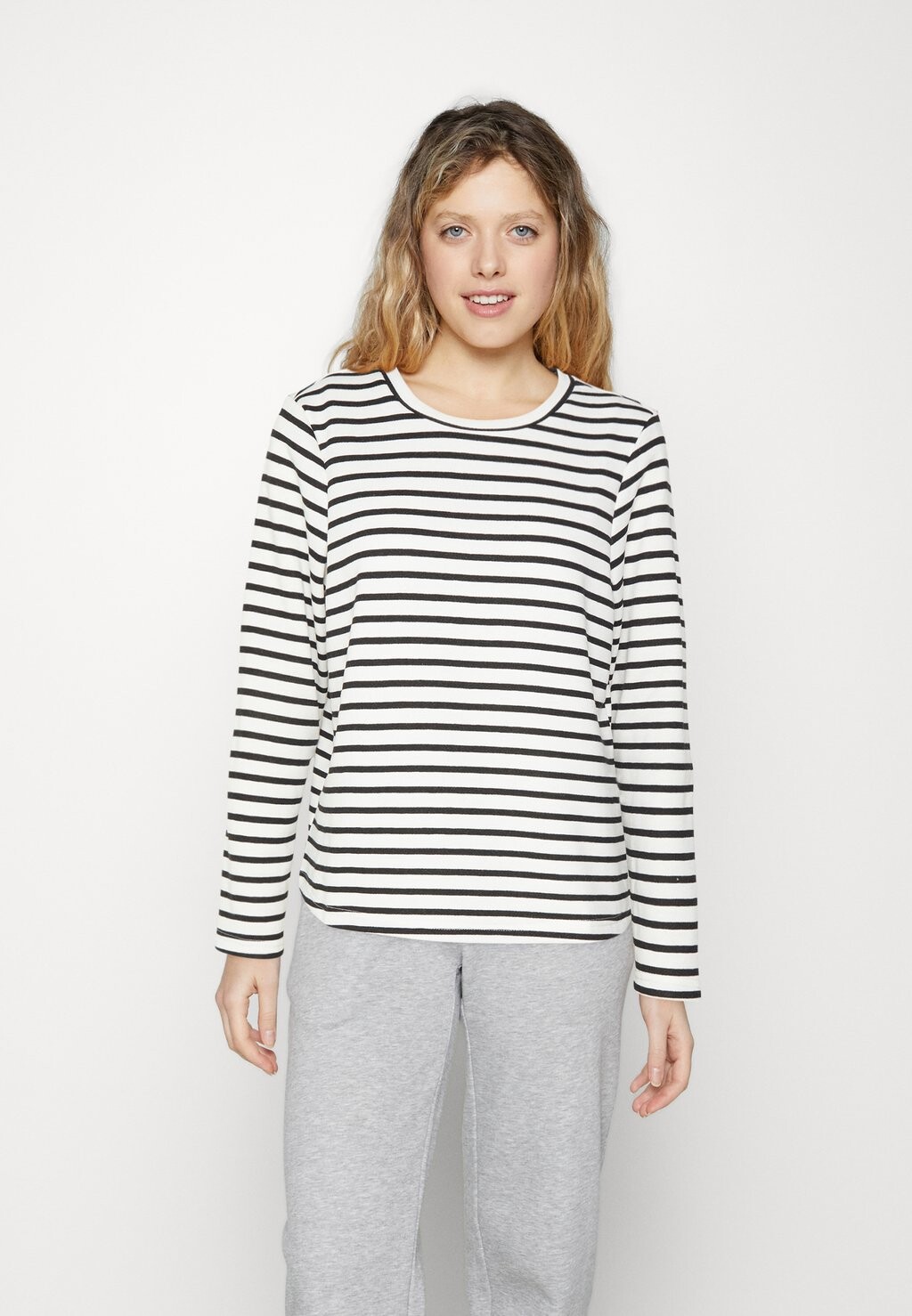

Толстовка Vero Moda, белый