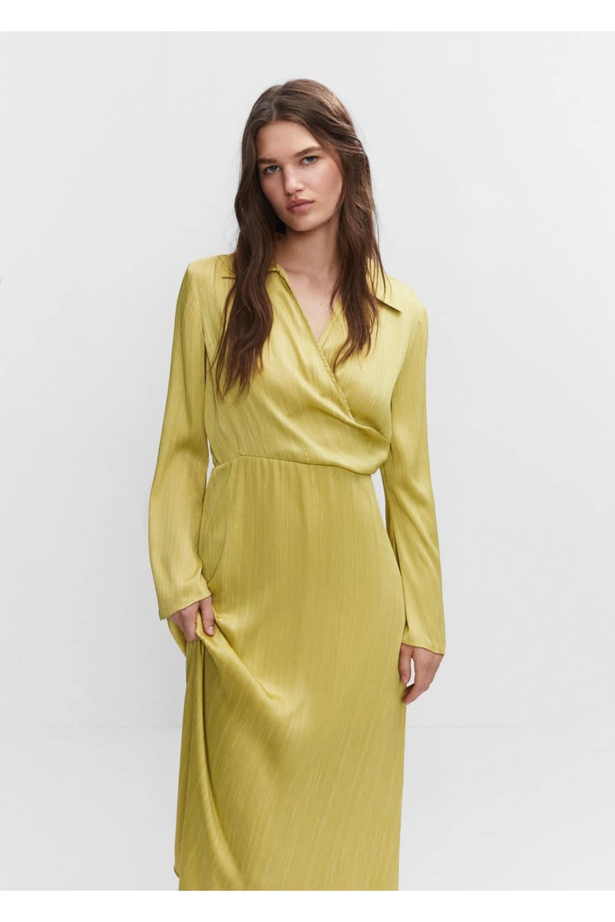 

Атласное платье-рубашка Mango, зеленый