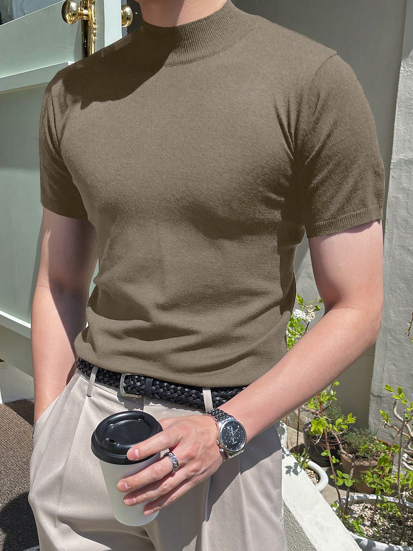 DAZY Мужская однотонная трикотажная рубашка с короткими рукавами и воротником-стойкой, мокко браун