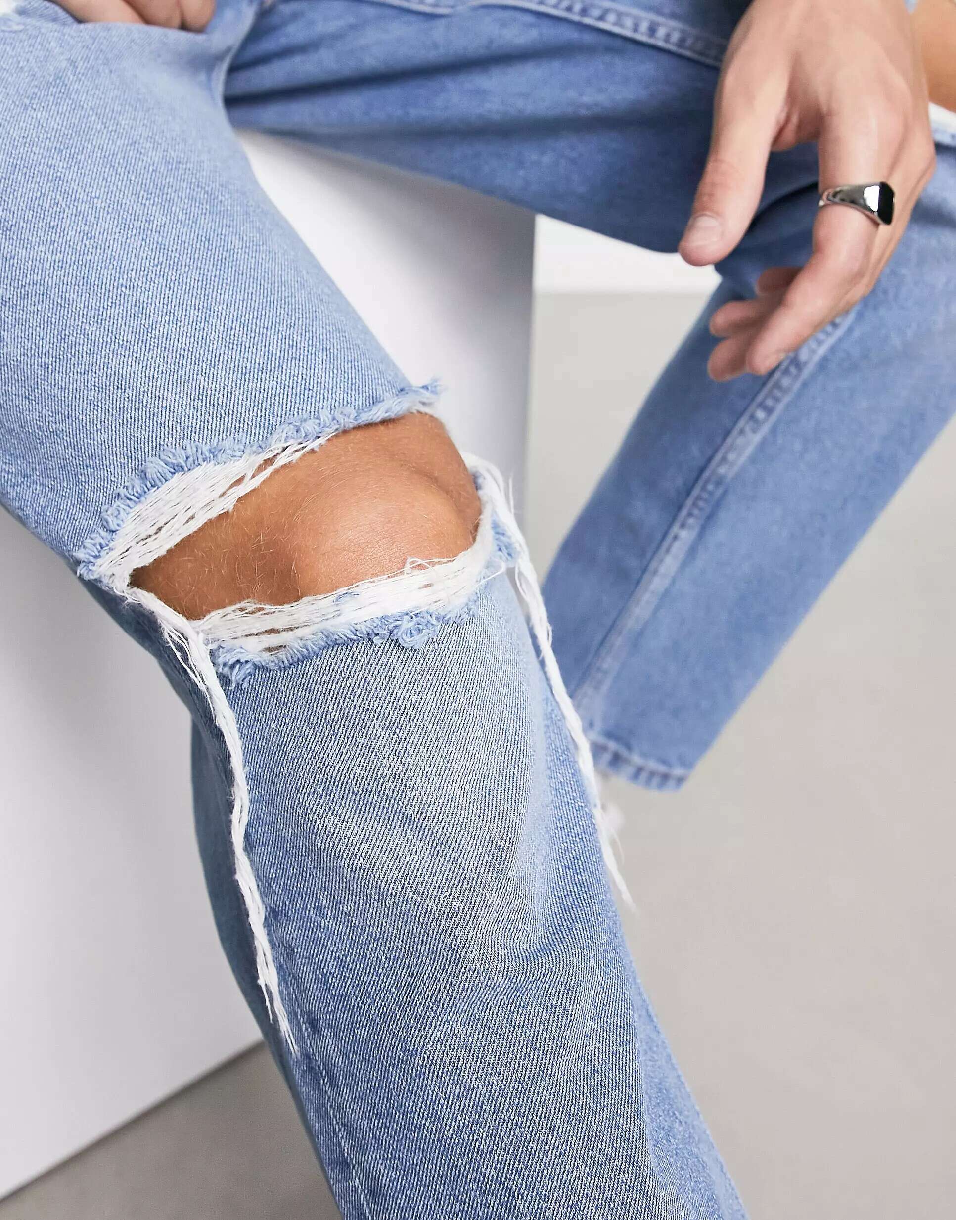 Классические синие жесткие джинсы с подорванными коленями ASOS темно синие классические жесткие джинсы asos