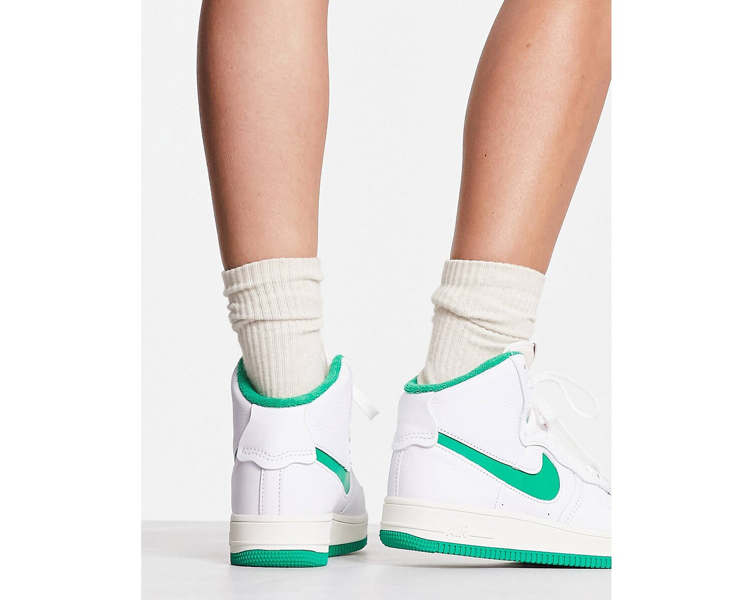 Белые высокие кроссовки Nike AF1 Sculpt с зеленой галочкой – купить с ...