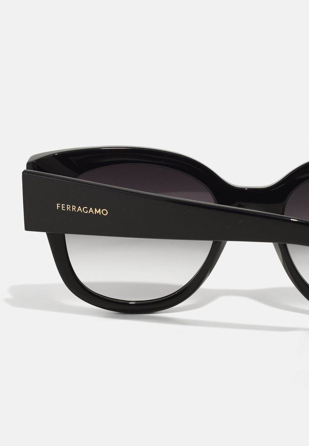 

Солнцезащитные очки FERRAGAMO, черные