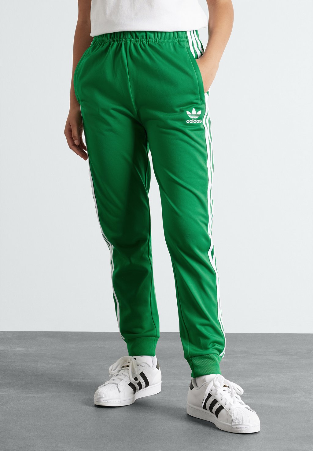 Брюки для бега TRACK PANTS UNISEX adidas Originals, цвет green